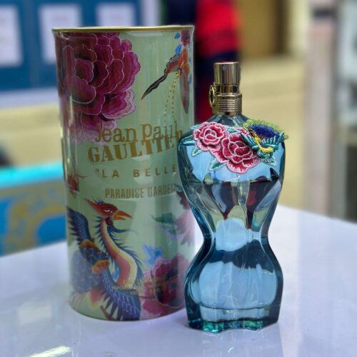 Plongez dans un paradis floral envoûtant avec la nouvelle édition limitée de Jean Paul Gaultier La Belle Paradise Garden. Cette fragrance captivante capture l'esprit de l'été avec ses notes exotiques de fruits juteux, de fleurs tropicales et de vanille sucrée. Laissez-vous transporter vers un jardin luxuriant où les arômes ensoleillés éveillent les sens et évoquent des moments de bonheur et de légèreté. Le flacon emblématique de La Belle se pare de motifs floraux colorés, ajoutant une touche de fraîcheur et de gaieté. Découvrez cette édition spéciale chez Kosmeticas.ma et laissez-vous emporter par la magie de La Belle Paradise Garden.