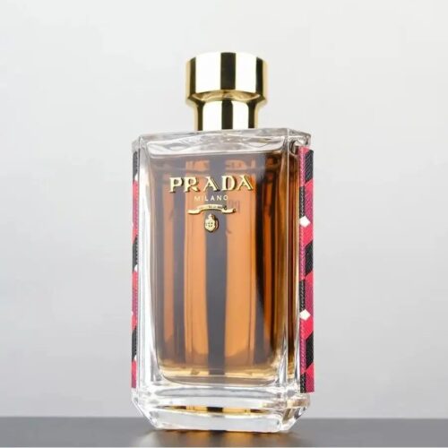 Prada La Femme Absolu de Prada est un parfum Oriental Floral pour femme, lancé en 2018 et imaginé par la parfumeuse Daniela Andrier. Cette édition intense et sophistiquée sublime la collection La Femme en y ajoutant une profondeur épicée et sensuelle. Dès les premières notes, la fragrance séduit avec un accord fruité et éclatant de pêche et d’orange sanguine, relevé par la chaleur du piment, offrant une ouverture vibrante et audacieuse. Le cœur dévoile un bouquet envoûtant où se mêlent la fleur d’oranger, le néroli, l’immortelle et le genêt, pour une féminité solaire et raffinée. Enfin, le sillage se déploie dans une base riche et sensuelle de baume de Tolu et de vanille, apportant une profondeur orientale, chaleureuse et enveloppante. Prada La Femme Absolu