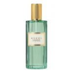 Gucci Mémoire d’une Odeur Dès les premières effluves, la camomille romaine et l’amande amère offrent une ouverture douce et apaisante, aux accents herbacés et délicatement poudrés. Ces notes initiales rappellent les champs dorés et la chaleur d’un après-midi d’été. En son cœur, un accord floral-musqué d’une élégance subtile émerge, mêlant le jasmin d’Inde, le jasmin et le musc pour créer une sensation de pureté et de tendresse. Enfin, la base révèle un trio raffiné de bois de santal, de cèdre et de vanille, apportant au parfum une chaleur boisée et un sillage enveloppant qui invite à la rêverie. À la fois nostalgique et avant-gardiste, Mémoire d’une Odeur incarne l’esprit libre et inclusif de Gucci. Cette création transcende les genres et les époques, capturant l’essence d’un souvenir universel, intime et émotionnel. Un parfum méditatif, lumineux et sensoriel, idéal pour les âmes en quête de sérénité, d’authenticité et d’un charme intemporel.