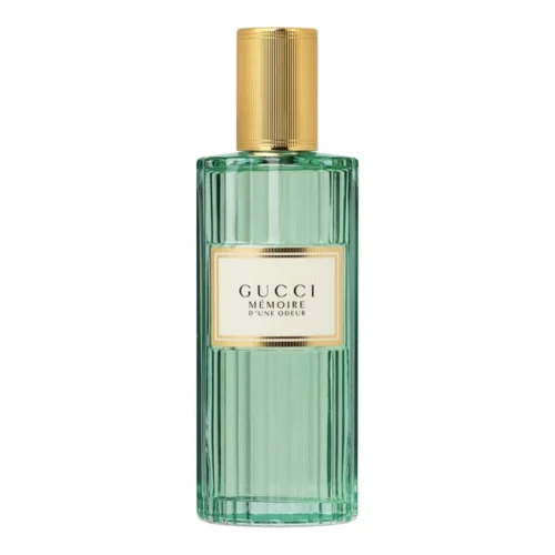 Gucci Mémoire d’une Odeur Dès les premières effluves, la camomille romaine et l’amande amère offrent une ouverture douce et apaisante, aux accents herbacés et délicatement poudrés. Ces notes initiales rappellent les champs dorés et la chaleur d’un après-midi d’été. En son cœur, un accord floral-musqué d’une élégance subtile émerge, mêlant le jasmin d’Inde, le jasmin et le musc pour créer une sensation de pureté et de tendresse. Enfin, la base révèle un trio raffiné de bois de santal, de cèdre et de vanille, apportant au parfum une chaleur boisée et un sillage enveloppant qui invite à la rêverie. À la fois nostalgique et avant-gardiste, Mémoire d’une Odeur incarne l’esprit libre et inclusif de Gucci. Cette création transcende les genres et les époques, capturant l’essence d’un souvenir universel, intime et émotionnel. Un parfum méditatif, lumineux et sensoriel, idéal pour les âmes en quête de sérénité, d’authenticité et d’un charme intemporel.