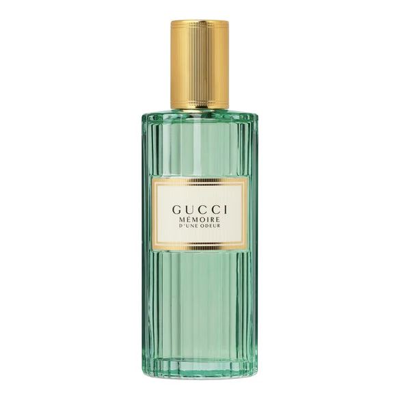 Gucci Mémoire d’une Odeur Dès les premières effluves, la camomille romaine et l’amande amère offrent une ouverture douce et apaisante, aux accents herbacés et délicatement poudrés. Ces notes initiales rappellent les champs dorés et la chaleur d’un après-midi d’été. En son cœur, un accord floral-musqué d’une élégance subtile émerge, mêlant le jasmin d’Inde, le jasmin et le musc pour créer une sensation de pureté et de tendresse. Enfin, la base révèle un trio raffiné de bois de santal, de cèdre et de vanille, apportant au parfum une chaleur boisée et un sillage enveloppant qui invite à la rêverie. À la fois nostalgique et avant-gardiste, Mémoire d’une Odeur incarne l’esprit libre et inclusif de Gucci. Cette création transcende les genres et les époques, capturant l’essence d’un souvenir universel, intime et émotionnel. Un parfum méditatif, lumineux et sensoriel, idéal pour les âmes en quête de sérénité, d’authenticité et d’un charme intemporel.