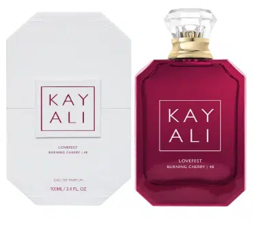 Flacon Kayali Lovefest Burning Cherry 48 rouge cerise profond à côté de son emballage blanc