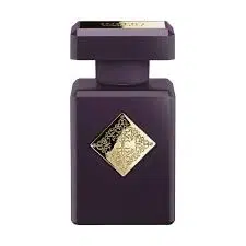 Flacon de parfum violet foncé de forme carrée avec un logo doré.