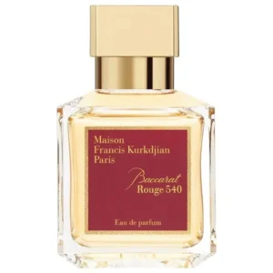 Bouteille de parfum carrée en verre avec une étiquette rouge et or.