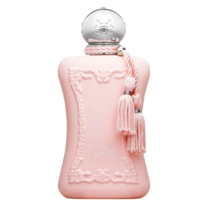 Flacon de parfum rose pâle orné de pompons sur un fond blanc uni.