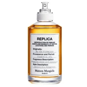 Bouteille de parfum ambrée avec une étiquette de style dactylographié.