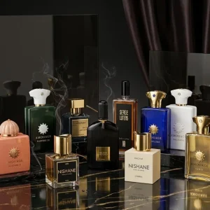 Groupe de flacons de parfums de luxe Amouage, Nishane et Serge Lutens alignés