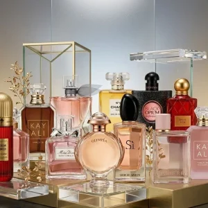 Collection des parfums de luxe disposé sur des socles en verre et en métal