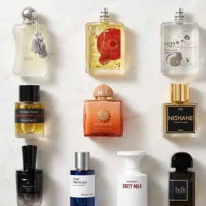 Parfums de luxe : Collection de dix flacons de niche sur marbre blanc.